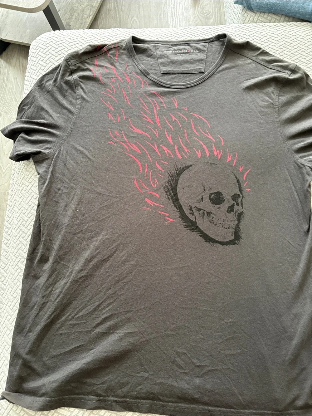 John Varvatos xl Men's Gray Graphic Skull Tee with Pink Flame Accent